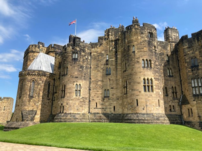 Castle alnwick northumberland castles hogwarts great inhabited coast harry tour stock largest second hall honeymoon destinations tours